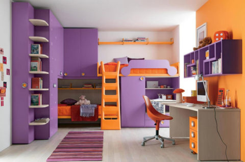 تحتوي الغرفة على ثلاثة ألوان أساسية - البيج والأرجواني والبرتقالي.