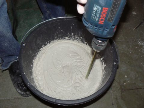 Trộn hỗn hợp thạch cao với máy khoan bằng máy đánh trứng