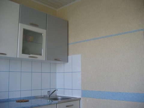 Papel tapiz líquido en el área del área de trabajo de la cocina.