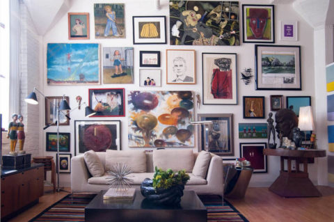 Decoració d'una paret lliure a la sala d'estar amb pintures