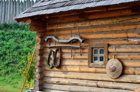 Parede de madeira em uma casa rústica feita de toras