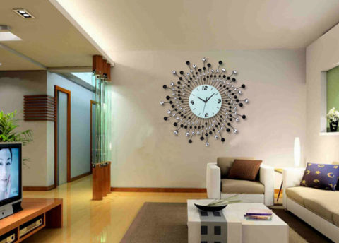 Dizajnové hodinky v obývacej izbe