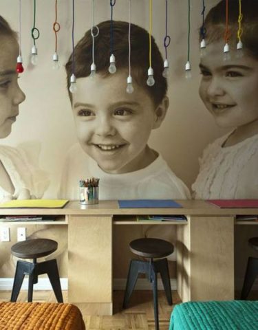 Kertas dinding gambar di bilik kanak-kanak dengan gambar yang realistik