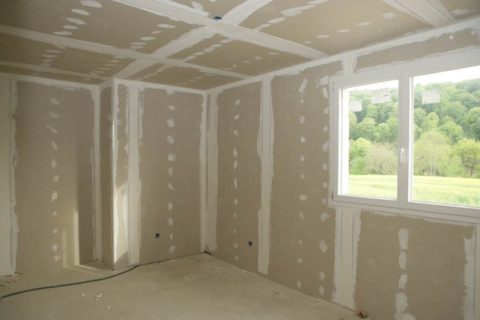 Plasterboard walls in a wooden house