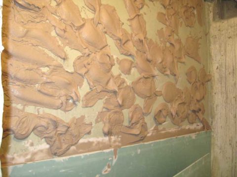És més convenient aplicar l’adhesiu a la paret: llavors serà molt més fàcil aixecar i exposar la làmina de paret