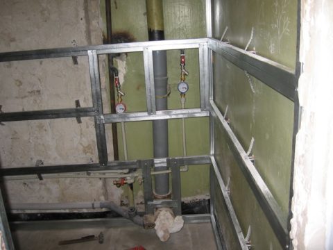 Installation of drywall on the crate allows you to hide the plumbing and sewer