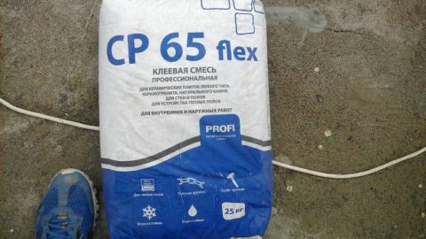 Mounting adhesive for porcelain stoneware and ceramics
