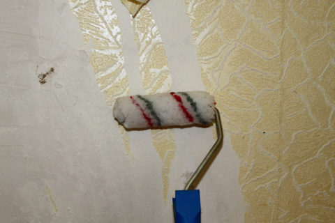 Mokré papierové tapety - a ľahko sa vzdialia od steny