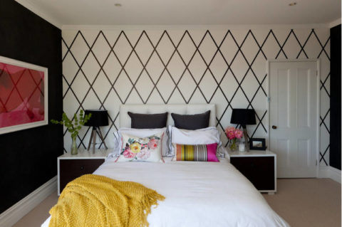Unatoč korištenju crne boje u unutrašnjosti spavaće sobe, ona ostaje lagana i ugodna kao rezultat uspješne kombinacije bijele i crne, u susjedstvu s toplim tonovima ukrasnih fragmenata
