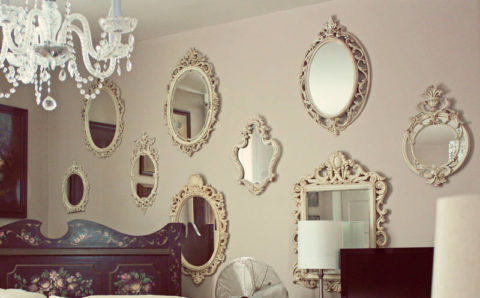 Flera speglar i vackra ramar för en klassisk inredning