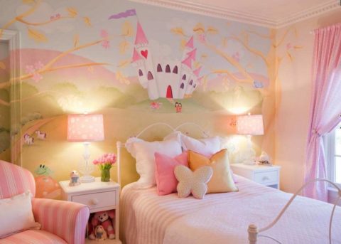 Los suaves tonos de papel tapiz fotográfico se combinan armoniosamente con el esquema de color general en la habitación de las niñas.