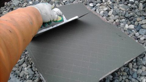 Este convenabil să se facă stratul zero de lipici cu un metal neted sau mic