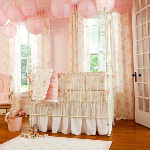 Duplex på vægpapirpapir til værelset til pigen i spædbarnsalderen
