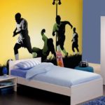 Decoración de la habitación del niño con murales de fútbol.