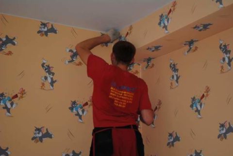 Pasting a kids room with seamless wallpaper