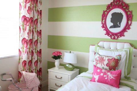 Wide horizontal stripes on the wallpaper visually increase the space of the room
