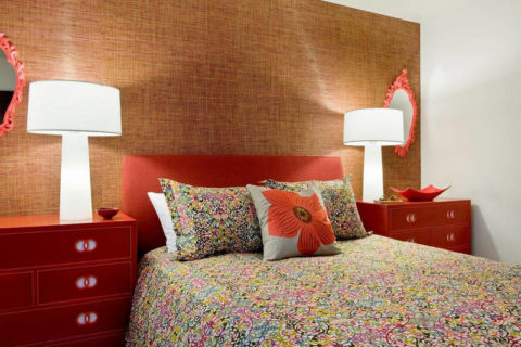 Nội thất phòng ngủ ấm áp với giấy dán tường dệt trên tường