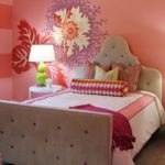 The color of furniture against a background of bright wallpaper should be neutral