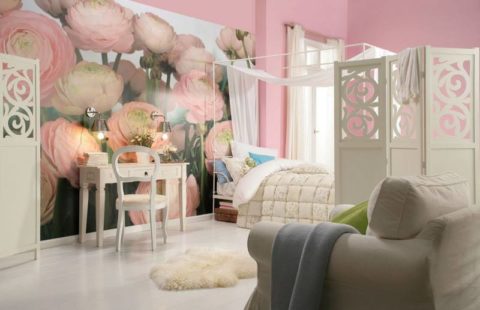 Blommor på väggmålningar är ett universellt alternativ för ett sovrum