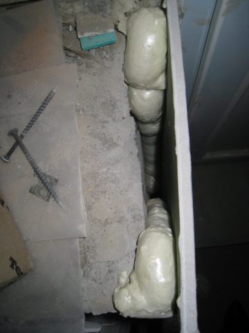 Al endurecerse, la espuma se expande, por lo tanto, sobre los huecos de la pared, la lámina debe fijarse con tacos