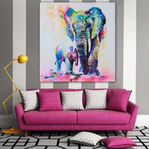 Tek renkli duvarların arka planında parlak bir resim, döşemeli mobilya döşemeleri ile birleştirilmiştir.