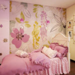 Bright wallpapers can be “diluted” with the neutral color of neighboring walls