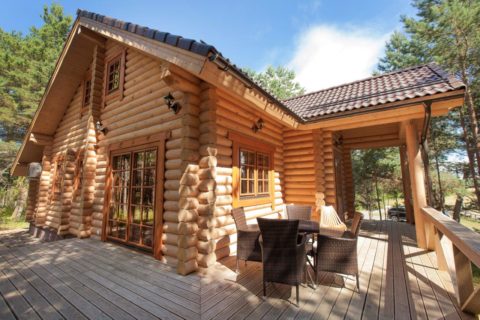 Rumah desa yang diperbuat daripada kayu di hutan