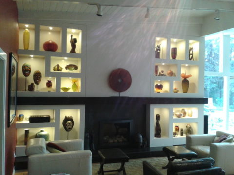 Dekoratívne výklenky v obývacej izbe na zbierku dekoratívnych predmetov