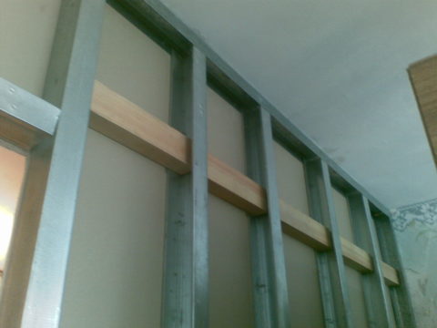 In the photo - a horizontal mortgage under the hinged kitchen cabinets