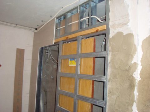 A la foto: una porta corredissa en un estoig de paret sec