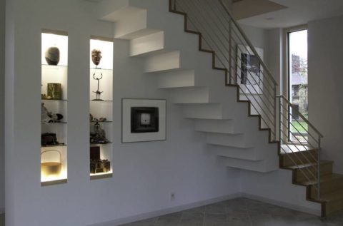 Nichos no design do espaço da parede sob as escadas