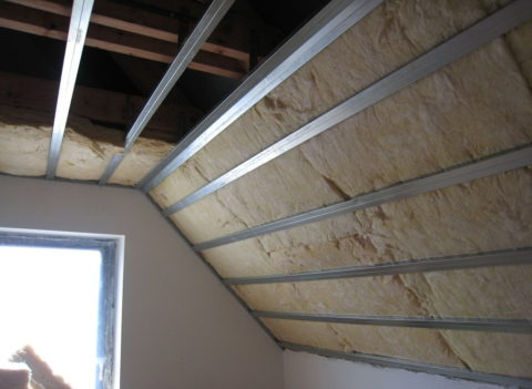 เพดานและผนังของห้องใต้หลังคาของ drywall เป็นฉนวนด้วยขนแร่