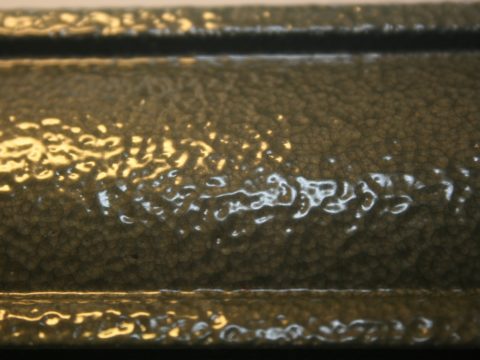 Izgled metala obojanog čekićem