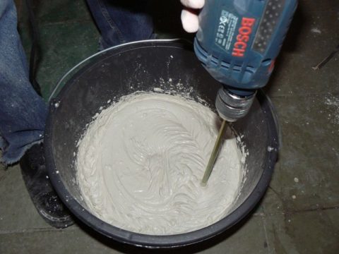 Misturar a mistura fechada com uma broca com um batedor