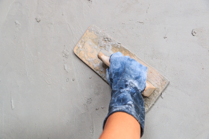 Untuk memastikan permukaan lantai terapung licin, letakkan suar di permukaan